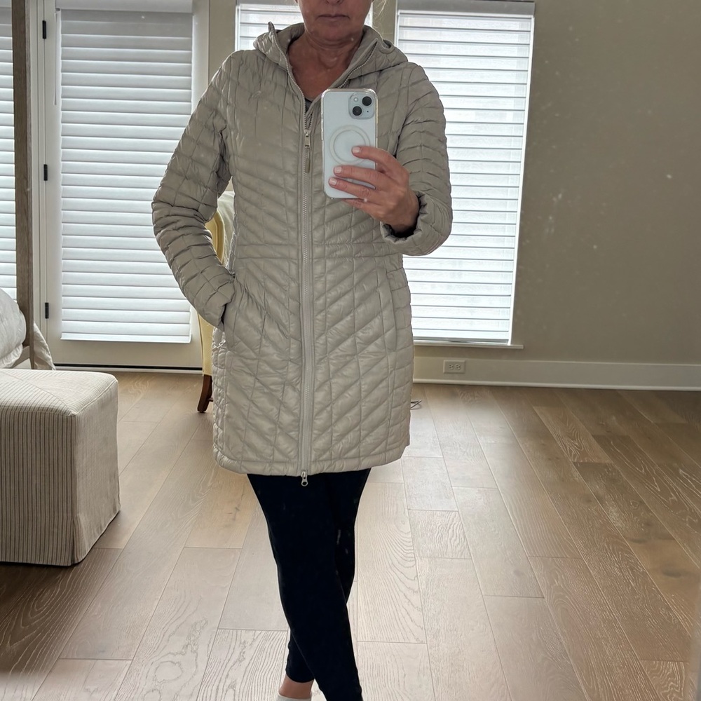 The North Face Women’s lightweight Hooded Quilted Coat sz M